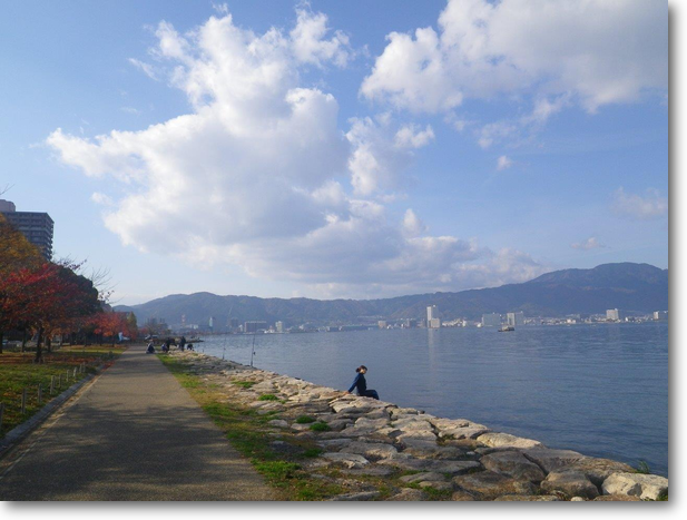 体育館横の琵琶湖の風景