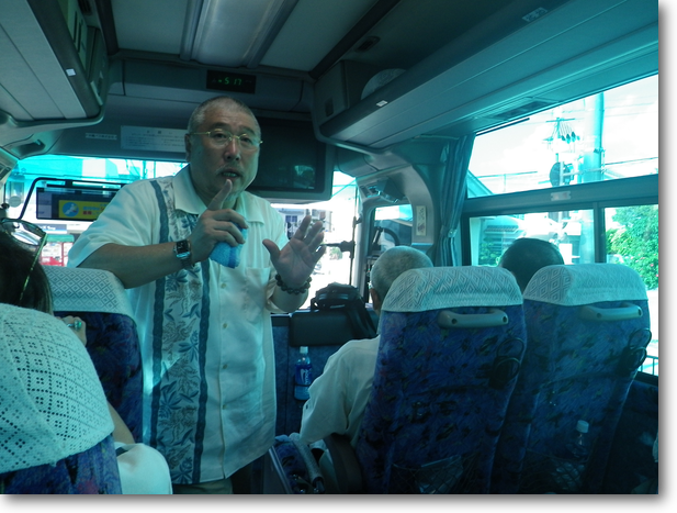 バスに乗ると必ずこうして説明していただける佐藤先生。ご苦労様でした。