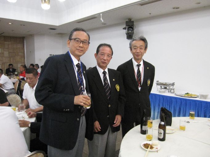 左の方は現香港空手道連盟会長Σ(ﾟдﾟ；)　正剛館の道士です。　あ、右隣は酔っ払い２人です＾＾